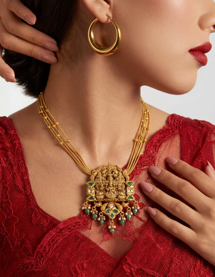 freepik_replace-the-necklace-with_2736381130